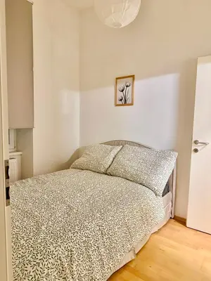 Ein Bett oder Betten in einem Zimmer der Unterkunft 100 m2 3-Bedroom Long-Term Apartment