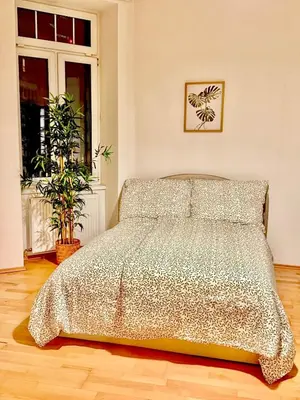 Ein Bett oder Betten in einem Zimmer der Unterkunft 100 m2 3-Bedroom Long-Term Apartment