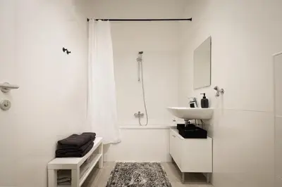 Ein Badezimmer in der Unterkunft Crown apartments! Chic Black-and-White Home by Naschmarkt