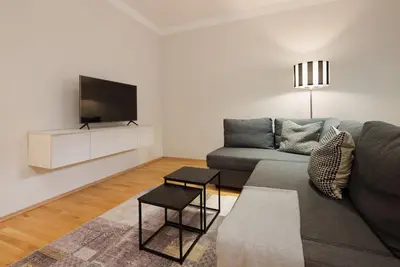 TV/Unterhaltungsangebot in der Unterkunft Crown apartments! Chic Black-and-White Home by Naschmarkt