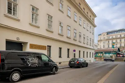 Grundriss der Unterkunft Crown apartments! Chic Black-and-White Home by Naschmarkt