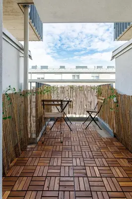 Ein Balkon oder eine Terrasse in der Unterkunft Modern Apartment with Balcony near Central Station