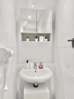 Ein Badezimmer in der Unterkunft Spacious Ground Floor Apartment near Center