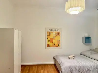 Ein Bett oder Betten in einem Zimmer der Unterkunft Spacious Ground Floor Apartment near Center