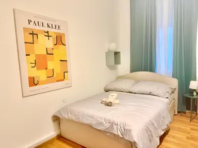 Ein Bett oder Betten in einem Zimmer der Unterkunft Spacious Ground Floor Apartment near Center