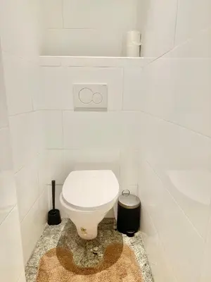 Ein Badezimmer in der Unterkunft Spacious Ground Floor Apartment near Center