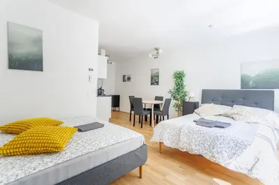 Ein Bett oder Betten in einem Zimmer der Unterkunft Modern Apartment near Metro