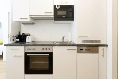 Küche/Küchenzeile in der Unterkunft Modern Apartment near Metro