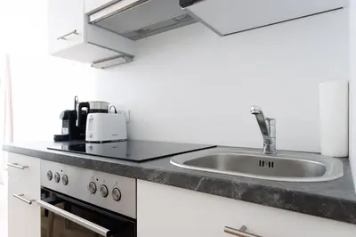 Küche/Küchenzeile in der Unterkunft Modern Apartment near Metro