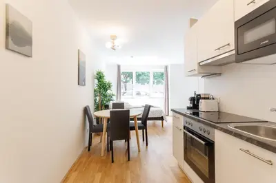 Küche/Küchenzeile in der Unterkunft Modern Apartment near Metro