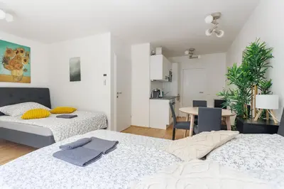 Ein Bett oder Betten in einem Zimmer der Unterkunft Modern Apartment near Metro
