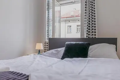 Ein Bett oder Betten in einem Zimmer der Unterkunft Modern Private Rooms in Shared Apartment Near Stadthalle