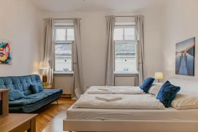 Ein Bett oder Betten in einem Zimmer der Unterkunft 2BR Apt with King Beds & Wi-Fi - Long Stay