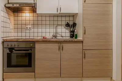 Küche/Küchenzeile in der Unterkunft 2BR Apt with King Beds & Wi-Fi - Long Stay