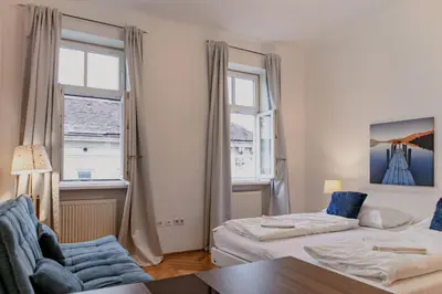 Ein Bett oder Betten in einem Zimmer der Unterkunft 2BR Apt with King Beds & Wi-Fi - Long Stay