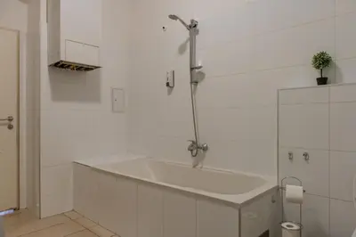 Ein Badezimmer in der Unterkunft 2BR Apt with King Beds & Wi-Fi - Long Stay