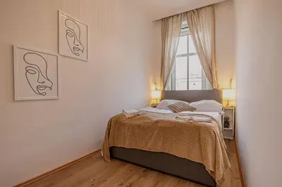 Ein Bett oder Betten in einem Zimmer der Unterkunft Cozy One Bedroom Apartment With Living Room Close to Wiener Stadthalle
