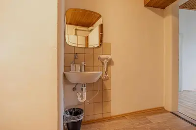 Ein Badezimmer in der Unterkunft Cozy One Bedroom Apartment With Living Room Close to Wiener Stadthalle