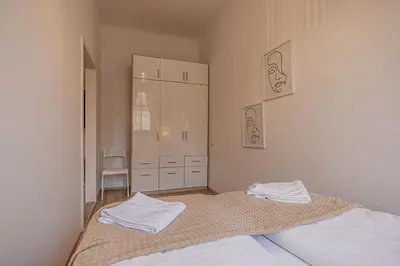 Ein Bett oder Betten in einem Zimmer der Unterkunft Cozy One Bedroom Apartment With Living Room Close to Wiener Stadthalle