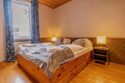 Ein Bett oder Betten in einem Zimmer der Unterkunft Spacious Two Bedroom Apartment With Living Room Near Wiener Stadthalle