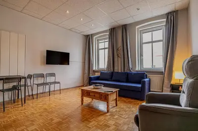 TV/Unterhaltungsangebot in der Unterkunft Spacious Two Bedroom Apartment With Living Room Near Wiener Stadthalle