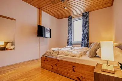 Ein Bett oder Betten in einem Zimmer der Unterkunft Spacious Two Bedroom Apartment With Living Room Near Wiener Stadthalle