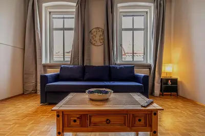 Ein Sitzbereich in der Unterkunft Spacious Two Bedroom Apartment With Living Room Near Wiener Stadthalle