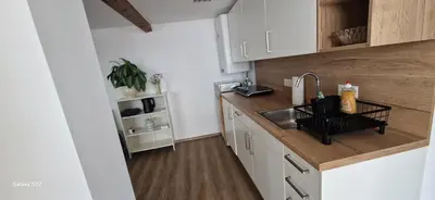 Küche/Küchenzeile in der Unterkunft Charmantes und neu renoviertes Apartment in der Nähe des Flughafens