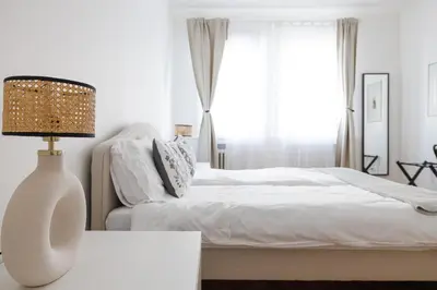 Ein Bett oder Betten in einem Zimmer der Unterkunft Operastreet Residences - Cosy Single Home City Center