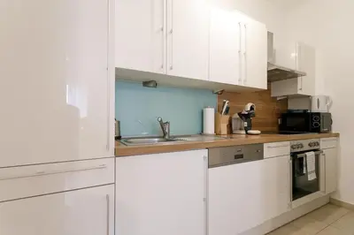 Küche/Küchenzeile in der Unterkunft Operasteet Residences - Central Business Apartment