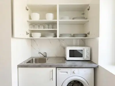 Küche/Küchenzeile in der Unterkunft Stylish 1BR Apartment Wiener Stadthalle