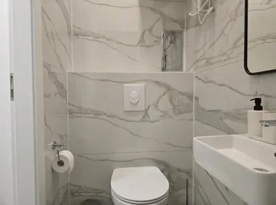 Ein Badezimmer in der Unterkunft Stylish 1BR Apartment Wiener Stadthalle