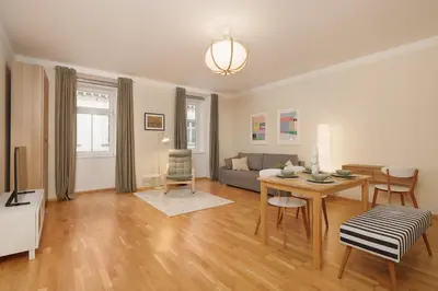 Ein Sitzbereich in der Unterkunft Crown apartments! Cozy modern apartment near Naschmarkt