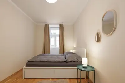 Ein Bett oder Betten in einem Zimmer der Unterkunft Crown apartments! Cozy modern apartment near Naschmarkt