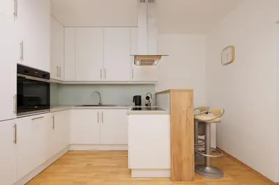 Küche/Küchenzeile in der Unterkunft Crown apartments! Cozy modern apartment near Naschmarkt