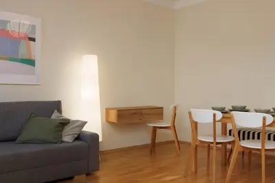 Ein Sitzbereich in der Unterkunft Crown apartments! Cozy modern apartment near Naschmarkt
