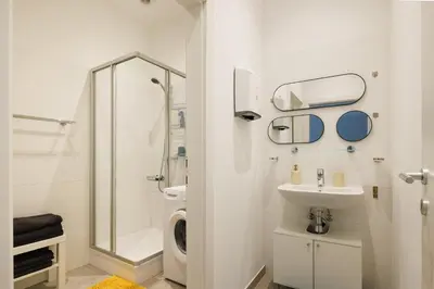 Ein Badezimmer in der Unterkunft Crown apartments! Urban Loft near Naschmarkt!
