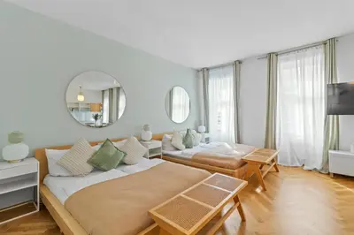 Ein Bett oder Betten in einem Zimmer der Unterkunft 3 Min to metro - 2BR - Fast access to Stephansdom
