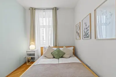 Ein Bett oder Betten in einem Zimmer der Unterkunft 3 Min to metro - 2BR - Fast access to Stephansdom