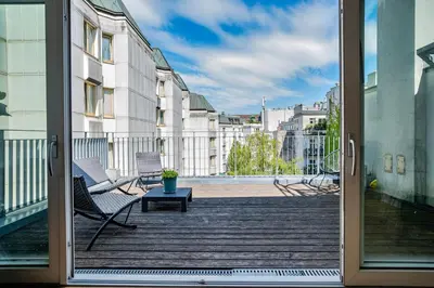 Ein Balkon oder eine Terrasse in der Unterkunft Viennas Mariahilfer Mile - Terrace Hideaway