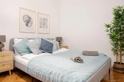 Ein Bett oder Betten in einem Zimmer der Unterkunft Near City Center - 3min walk to U4 Metro