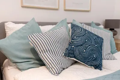 Ein Bett oder Betten in einem Zimmer der Unterkunft Near City Center - 3min walk to U4 Metro