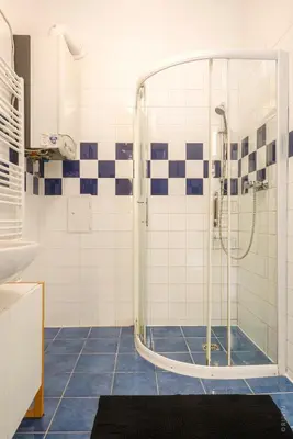 Ein Badezimmer in der Unterkunft Near City Center - 3min walk to U4 Metro