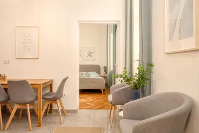 Ein Sitzbereich in der Unterkunft Near City Center - 3min walk to U4 Metro