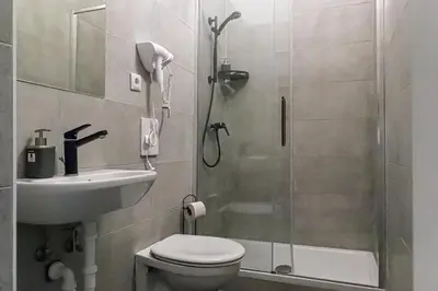 Ein Badezimmer in der Unterkunft Bright 2BR Apartment in Central Vienna