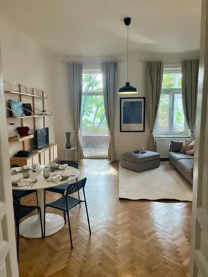 Grundriss der Unterkunft Quiet Courtyard Apartment with Balcony