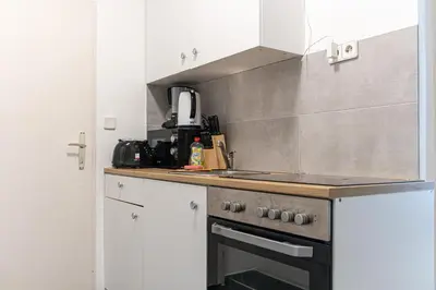 Küche/Küchenzeile in der Unterkunft Modern 1BR Retreat in the heart of Meidling