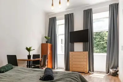 Ein Bett oder Betten in einem Zimmer der Unterkunft Sweet 1BR Apartment with Smart TV, WIFI, For Long Stay