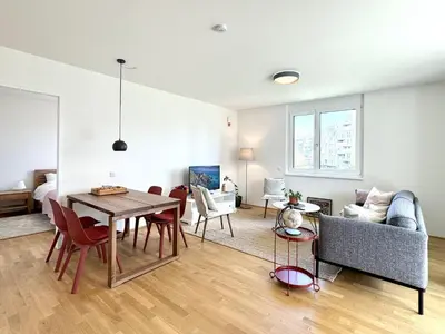 Ein Sitzbereich in der Unterkunft 70m2 Apartment near Kirschblütenpark - UNO-City - Vienna International School