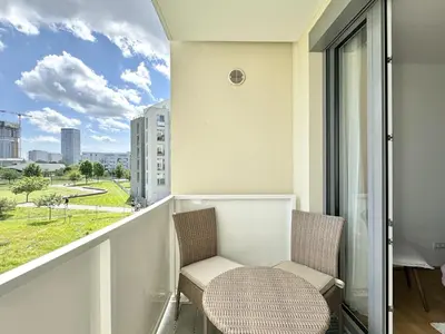 Ein Sitzbereich in der Unterkunft 70m2 Apartment near Kirschblütenpark - UNO-City - Vienna International School